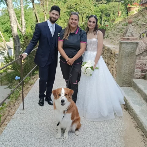 La dog sitter Tata Melania con gli sposi e il loro cane